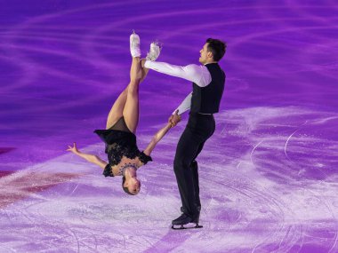 Buz pateni pistinde sanatsal ve teknik performans sergileyen çift.