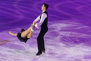 Buz pateni pistinde sanatsal ve teknik performans sergileyen çift.