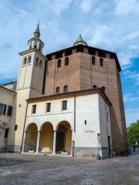 Sabbioneta, Mantova, İtalya 'daki Tarihi Incoronata Kilisesi cephesi.