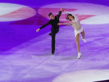 Buz pateni pistinde sanatsal ve teknik performans sergileyen çift.