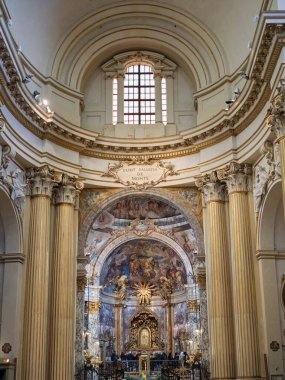 Bologna San Luca Sığınağı 'ndaki Altın Sunak, Mermer Sütunlar ve Frescoed Tavan.
