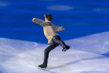 Buz pistinde artistik ve teknik performans sergileyen patenci.