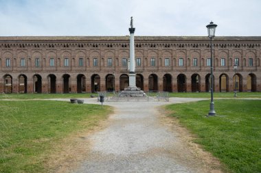 İtalya 'nın Mantova ili Sabbioneta bölgesindeki Galleria degli Antichi veya Koridor Grande ve Minerva Heykeli.
