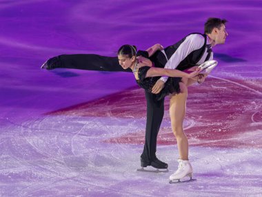 Buz pateni pistinde sanatsal ve teknik performans sergileyen çift.