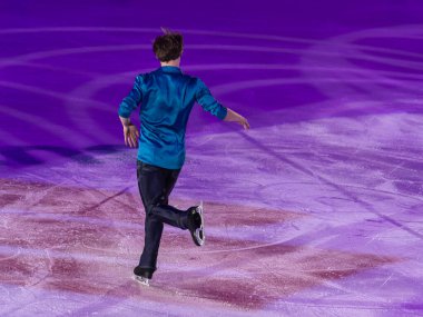 Buz pistinde artistik ve teknik performans sergileyen patenci.