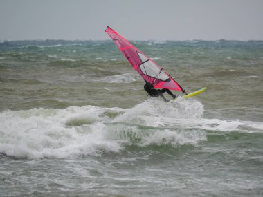 Su Sporu Aktivitesi - Rüzgârlı bir günde Dalgaya Binen Rüzgâr Sörfçüsü.