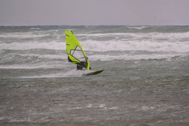 Su Sporu Aktivitesi - Rüzgârlı bir günde Dalgaya Binen Rüzgâr Sörfçüsü.