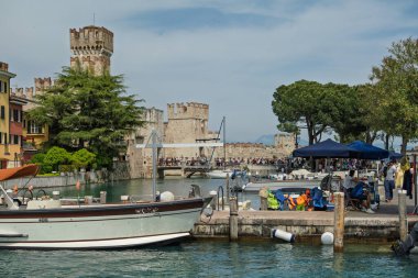 Rıhtım Sahnesi, İtalya 'nın Garda Gölü' ndeki Sirmione 'deki Scaligero Kalesi yakınlarında demirli tekneler..