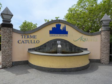 Termal Spa Girişi Duvar Pınarı - Sirmione, İtalya 'daki Tarihi Terim Catullo.