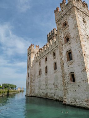 Ortaçağ Scaligero Kalesi Garda Gölü Suyu ile çevrili, İtalya.