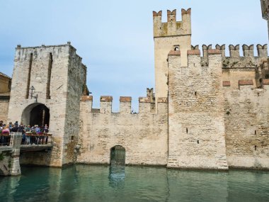 İtalya 'daki Sirmione Kalesi' ni ziyaret eden geniş bir grup..
