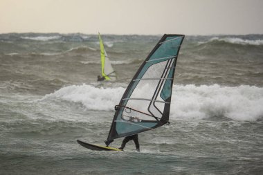 Su Sporu Etkinliği - Dalgalı Denizde Renkli Yelkenli İki Rüzgâr Sörfçüsü.