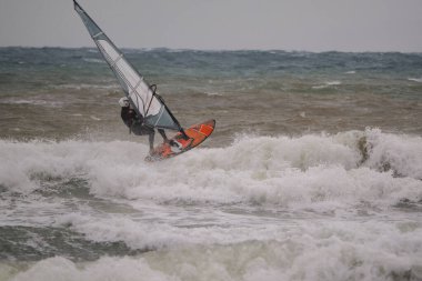 Su Sporu Aktivitesi - Rüzgârlı bir günde Dalgaya Binen Rüzgâr Sörfçüsü.