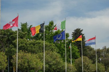 Çoklu Avrupa Ulusal Bayrakları Bulutlu Gökyüzüne Karşı Dalgalanıyor.