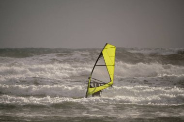 Su Sporu Aktivitesi - Rüzgârlı bir günde Dalgaya Binen Rüzgâr Sörfçüsü.