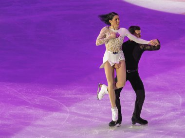 Buz pateni pistinde sanatsal ve teknik performans sergileyen çift.