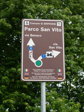 Sirmione, İtalya 'daki San Vito Park' ın İçindeki Yön İşareti.