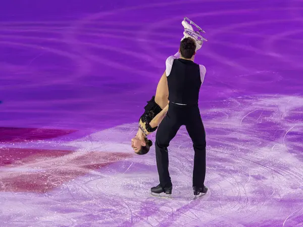 Buz pateni pistinde sanatsal ve teknik performans sergileyen çift.