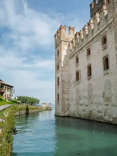 Ortaçağ Scaligero Kalesi Garda Gölü Suyu ile çevrili, İtalya.