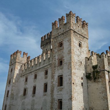 Sirmione, İtalya 'da Tarihi Taş Kale Mimarisi.