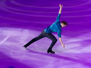 Bologna, İtalya - 5 Ocak 2025: Buz pistinde artistik ve teknik performans sergileyen patenci.