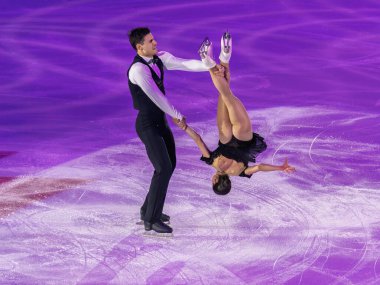 Bologna, İtalya - 5 Ocak 2025: Buz pistinde sanatsal ve teknik performans sergileyen çift.