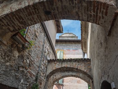 Sirmione, İtalya 'da kemerli Dar Taş Geçidi.