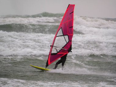 Su Sporu Aktivitesi - Rüzgârlı bir günde Dalgaya Binen Rüzgâr Sörfçüsü.