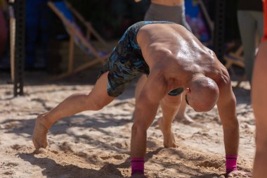 Sahilde Parlak Güneş Işığıyla Egzersiz Yapan Adam.