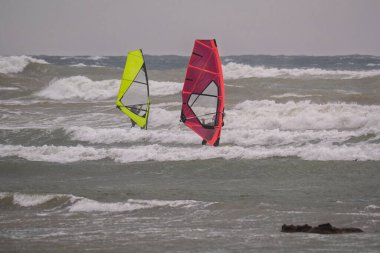 Su Sporu Etkinliği - Dalgalı Denizde Renkli Yelkenli İki Rüzgâr Sörfçüsü.