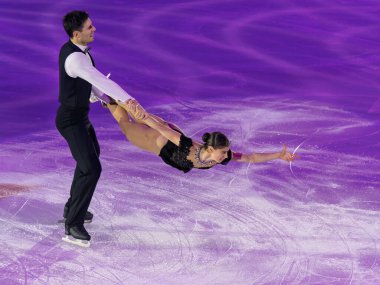 Bologna, İtalya - 5 Ocak 2025: Buz pistinde sanatsal ve teknik performans sergileyen çift.