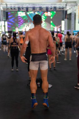 Spor Salonu Spor Salonu: İnsanlar Sahnede Müzik ve Öğretmenle Sınıfta Egzersiz Yapıyor.