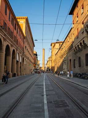 Tramvay rayları ve antik binaları olan tarihi Bolonya Rizzoli Caddesi Bologna, İtalya.