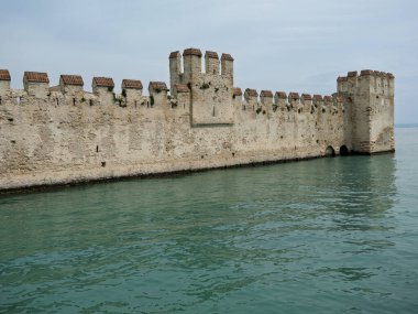 Sirmione 'deki Antik Saliger Şatosu Çevrelenmiş Turkuaz Suyu Garda Gölü, İtalya.