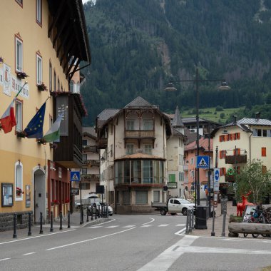Moena Köyündeki Eski Köşe Binası, Moena 'daki Terk Edilmiş Otel, İtalya.
