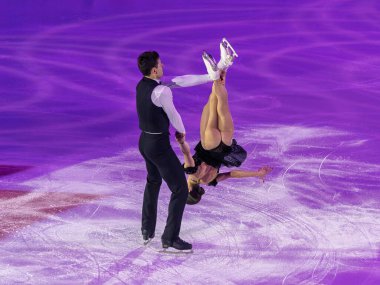 Buz pateni pistinde sanatsal ve teknik performans sergileyen çift.