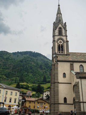 Predazzo Köyü 'nün ana caddesinde Kilise Kulesi ve Renkli Çiçekleri var..
