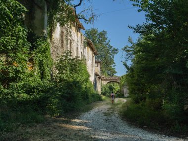 Collecchio 'daki Fazla Gelişmiş Antik Binalardan Geçiş Yolu Carrega Park, Parma' daki Tarihi Ormanlık Yıkıntısını Keşfediyor - İtalya.