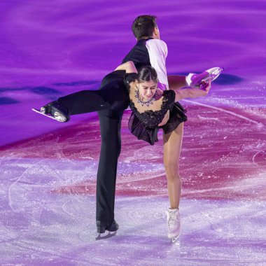 Buz pateni pistinde sanatsal ve teknik performans sergileyen çift.
