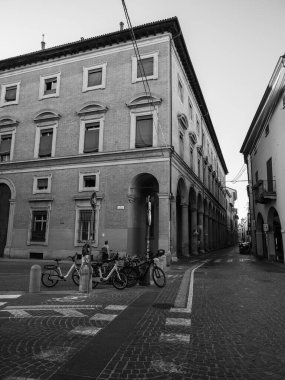 Tarihi Bologna Sarayı Zarif kemerli Portico ve Bisikletli Lined Caddesi, Bologna, İtalya.