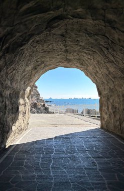 Busan sahilindeki mağaradan deniz manzarası