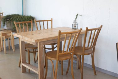 Dört kişilik ahşap yemek masası.