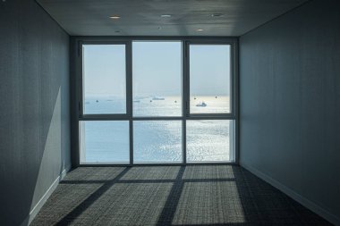 Güneş ışığı pencereden girer ve kare gölgeler bırakır.