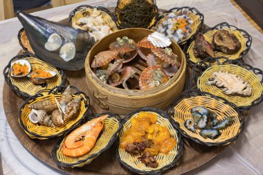 Taze deniz fışkırtmaları, deniz hıyarları ve kabuklu deniz hayvanları.