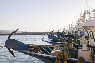 Denize yakın bir limanda demirlemiş bir geminin çapası.