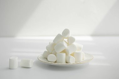 Beyaz arka planda izole edilmiş beyaz şekerleme yığını.