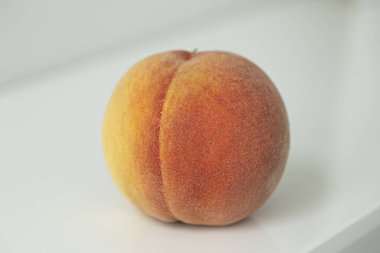 Beyaz arka planda izole edilmiş Tatlı Sarı Şeftali meyvesi.