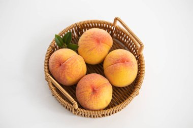 Sepette sarı şeftali