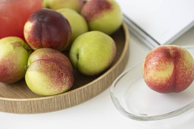 Beyaz arka planda taze organik ilahi şeftaliler.