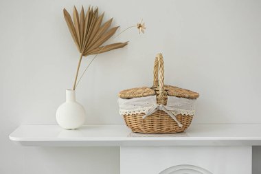 Hasır sepet beyaz konsol arka planı izole